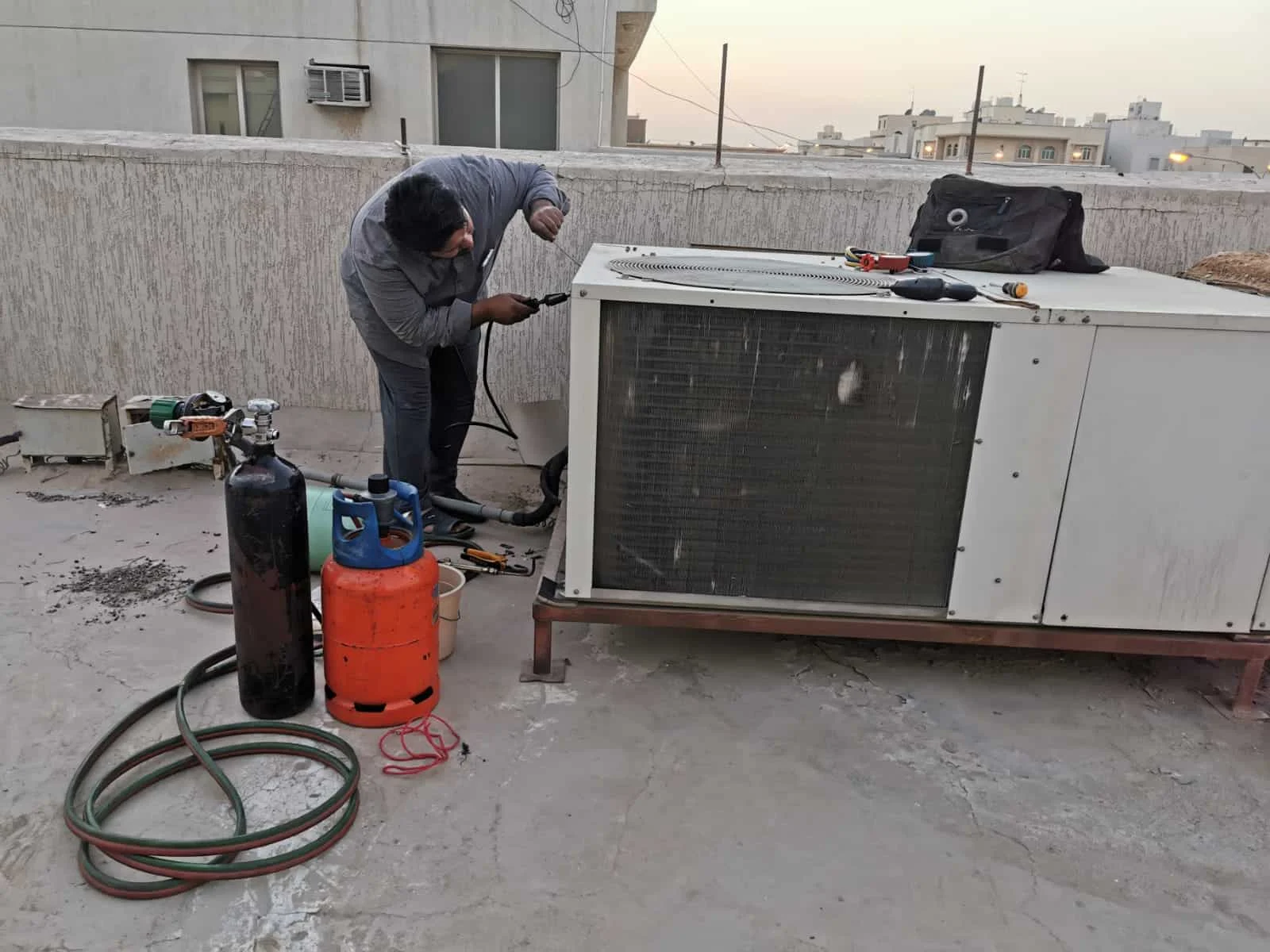 فني سنترال يفحص وحدة تكييف مركزي في الكويت