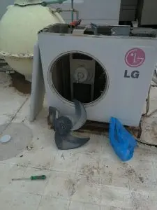 فني تكييف مركزي وسبليت في الكويت 3 مروحة تكييف مكسورة